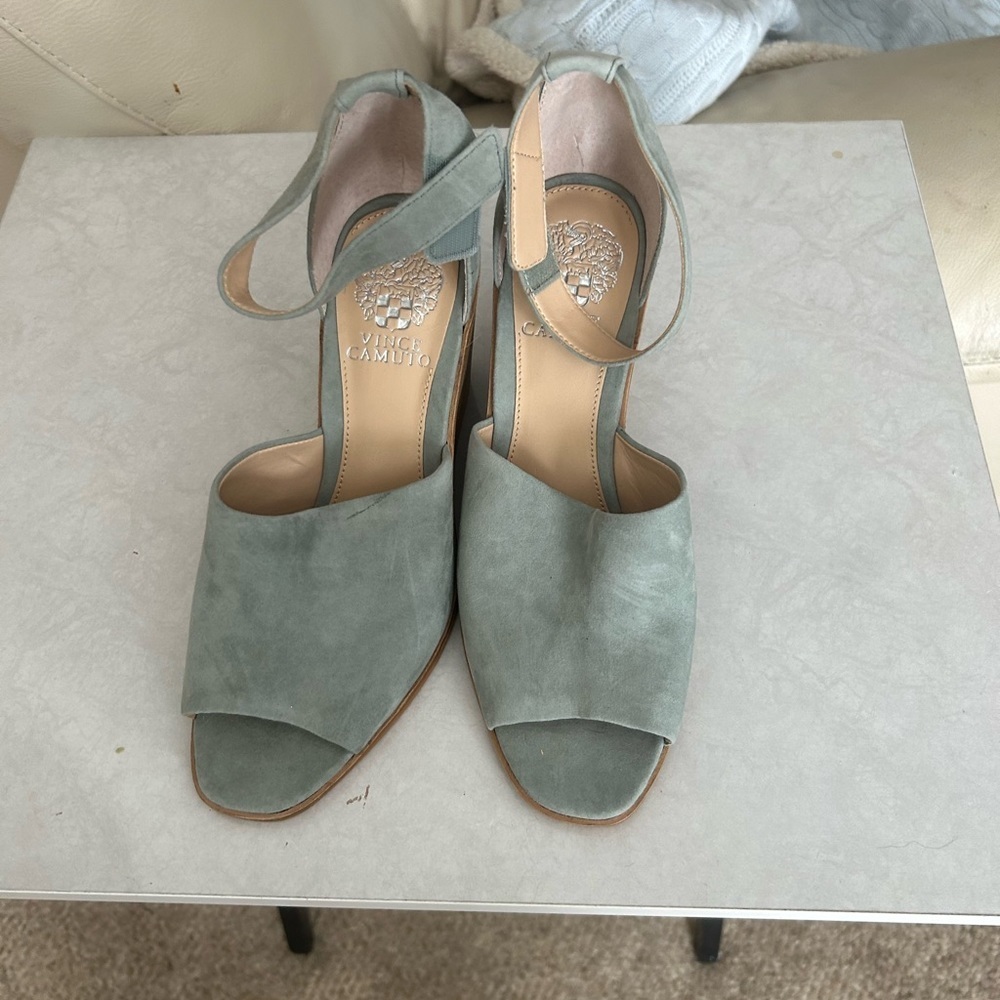 VINCE CAMUTO DEEDRIANA PEAPOD TRUE SUEDE WEDGE SANDAL